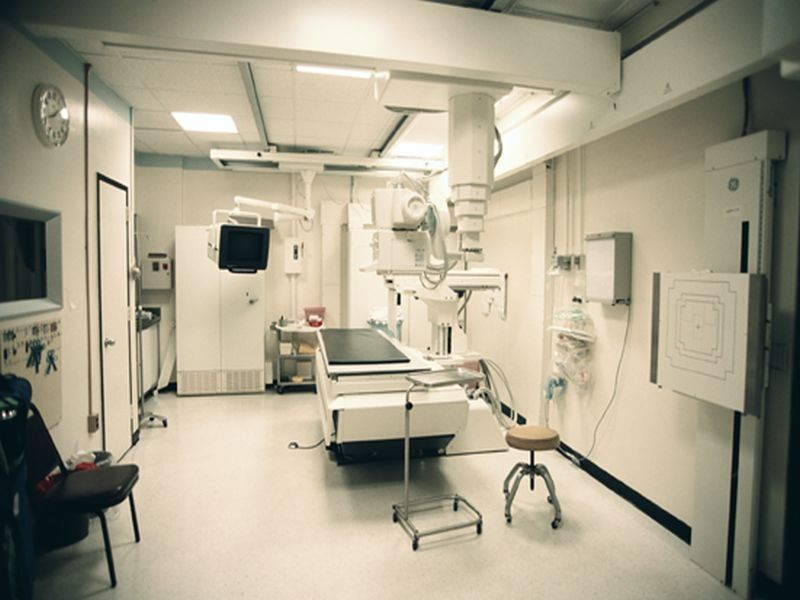 stark all white hospital imaging room